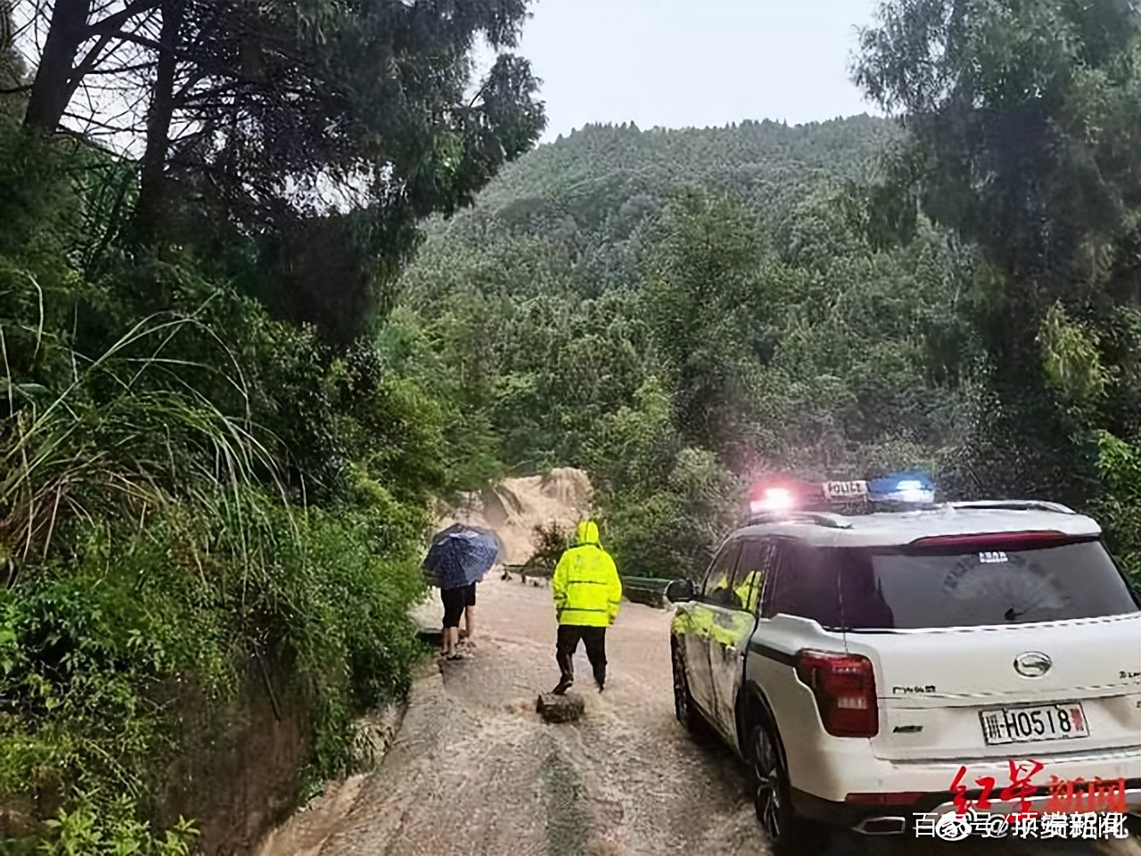 开云体育在线-比赛中突发暴雨，裁判临时中断比赛