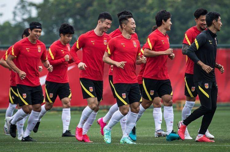 国内职业足球赛场战况频频转折