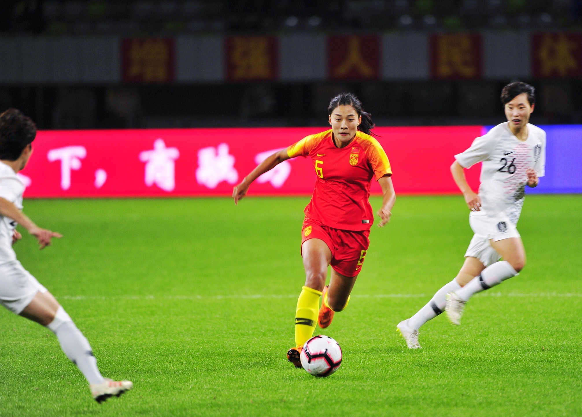 包含女足菁英赛场，中国队夺冠夺冠盛况的词条