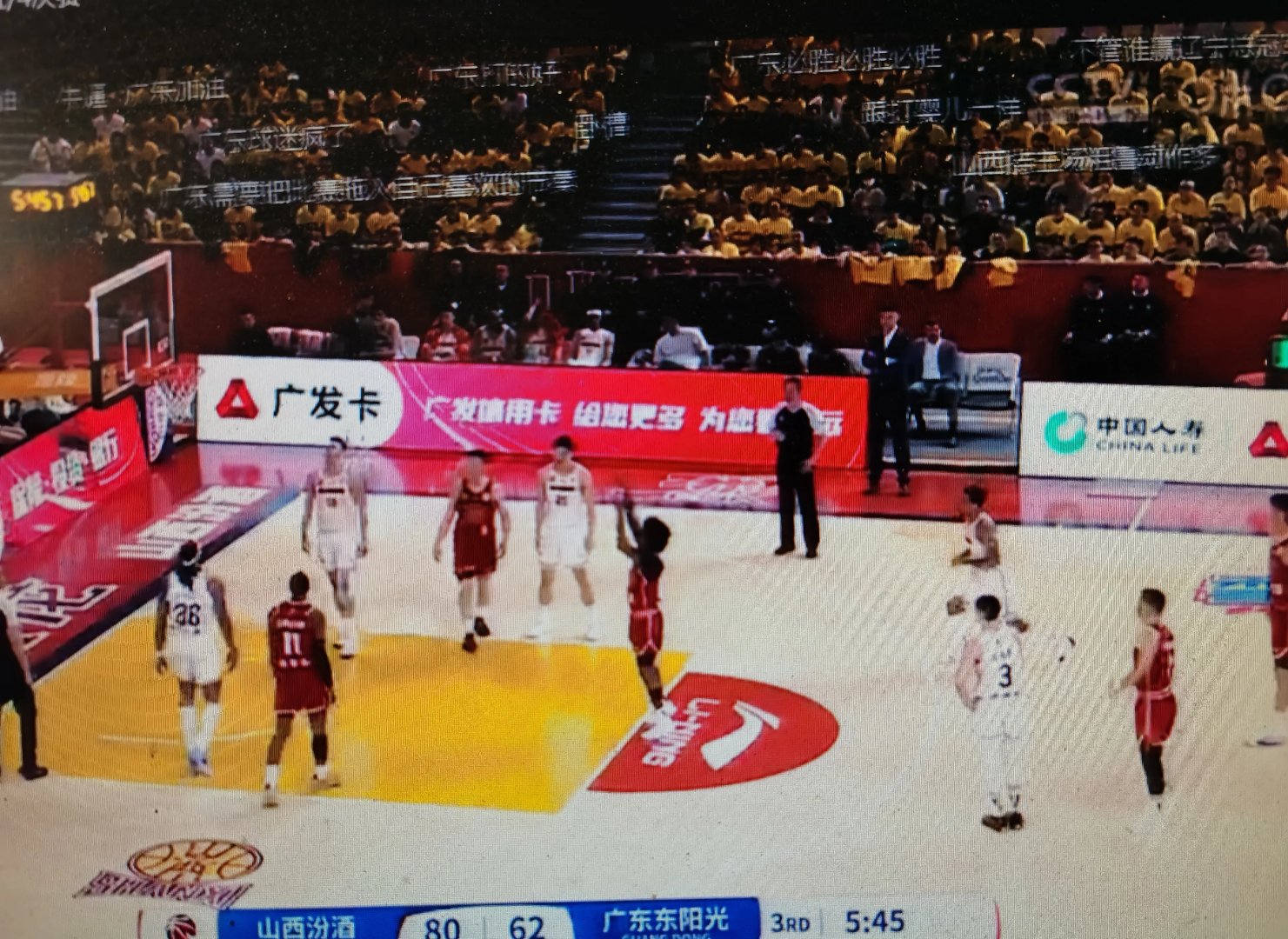 球队主场获得胜利，晋级下一轮的简单介绍