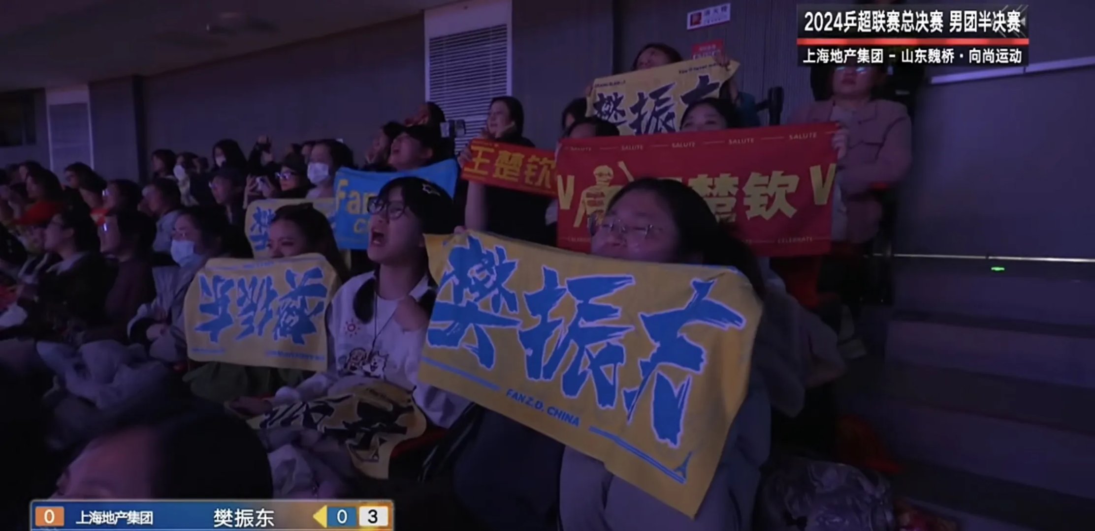 大批观众在比赛中聚集为自己加油 大批观众在比赛中聚集为自己加油