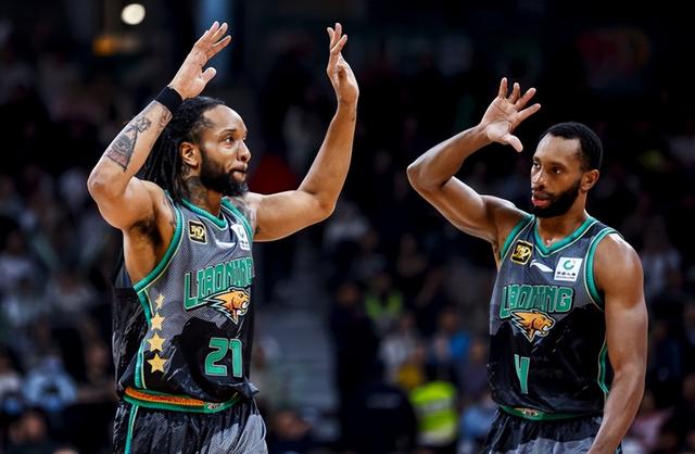 湖北队战胜新疆队,士气高昂迎接新赛季 湖北队战胜新疆队,士气高昂迎接新赛季