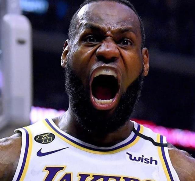 雄狮客场逆转,詹姆斯把提前退场当作机会 雄狮客场逆转,詹姆斯把提前退场当作机会